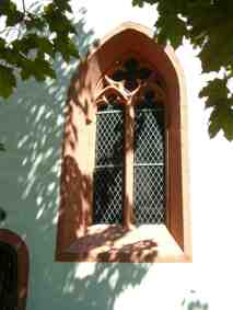 Maßwerkfenster im Glockenturm