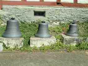 Glocken vor dem alten Pfarrhaus